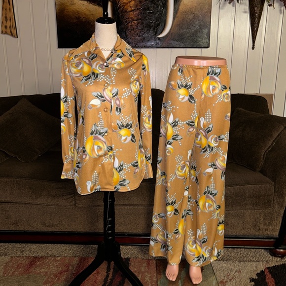 Neiman Marcus (Leslie J) •Medium • Brown/Yellow •Floral • 3 Piece •Blouse/Pants - Picture 2 of 16